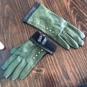 Alexandra Bartlett gloves size Medium
